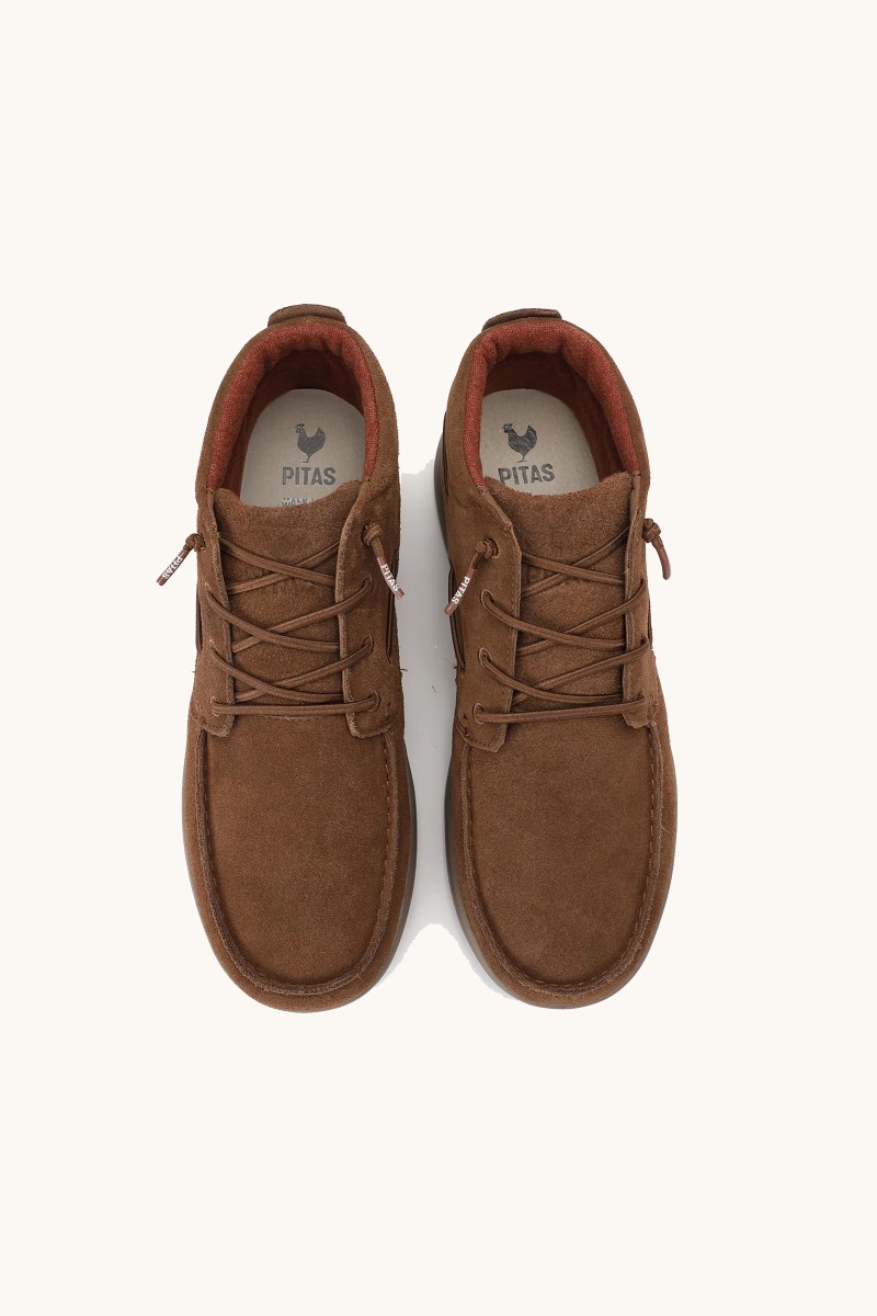  Bota Walk In Pitas en color camel, con acabado hidrófugo, diseño robusto y suela Wave con goma antideslizante. 