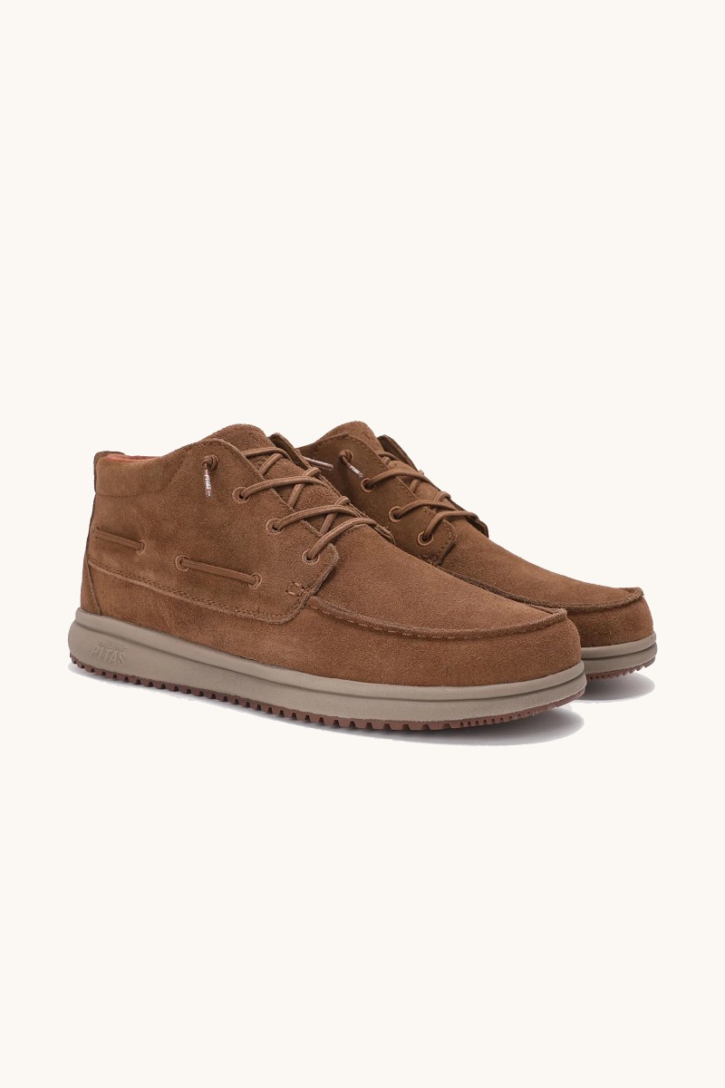 Bota Walk In Pitas en color camel, con acabado hidrófugo, diseño robusto y suela Wave con goma antideslizante.  2