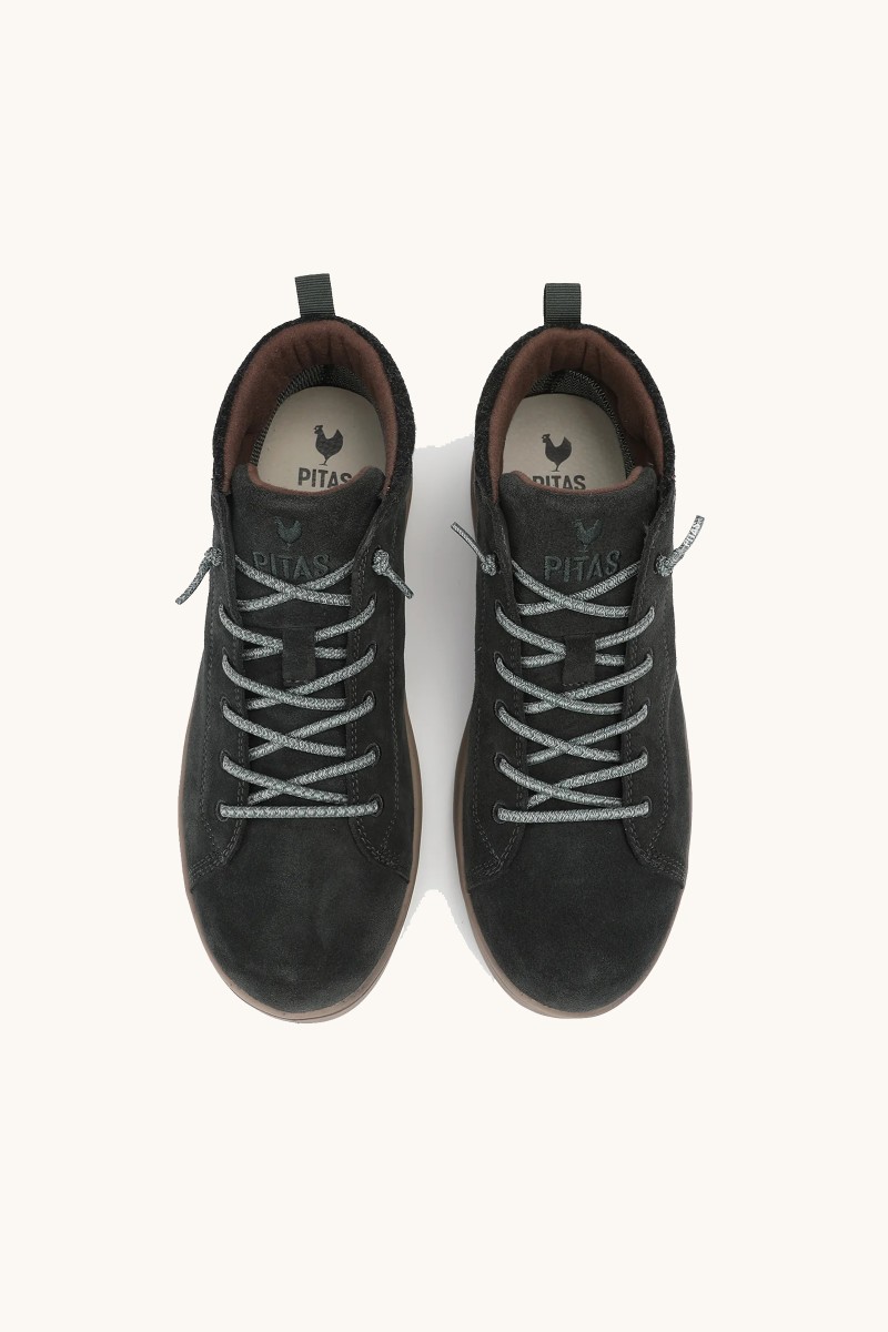 Bota Walk In Pitas en tono topo, con tratamiento repelente al agua, diseño moderno y estructura durable para tus looks urbanos.  2