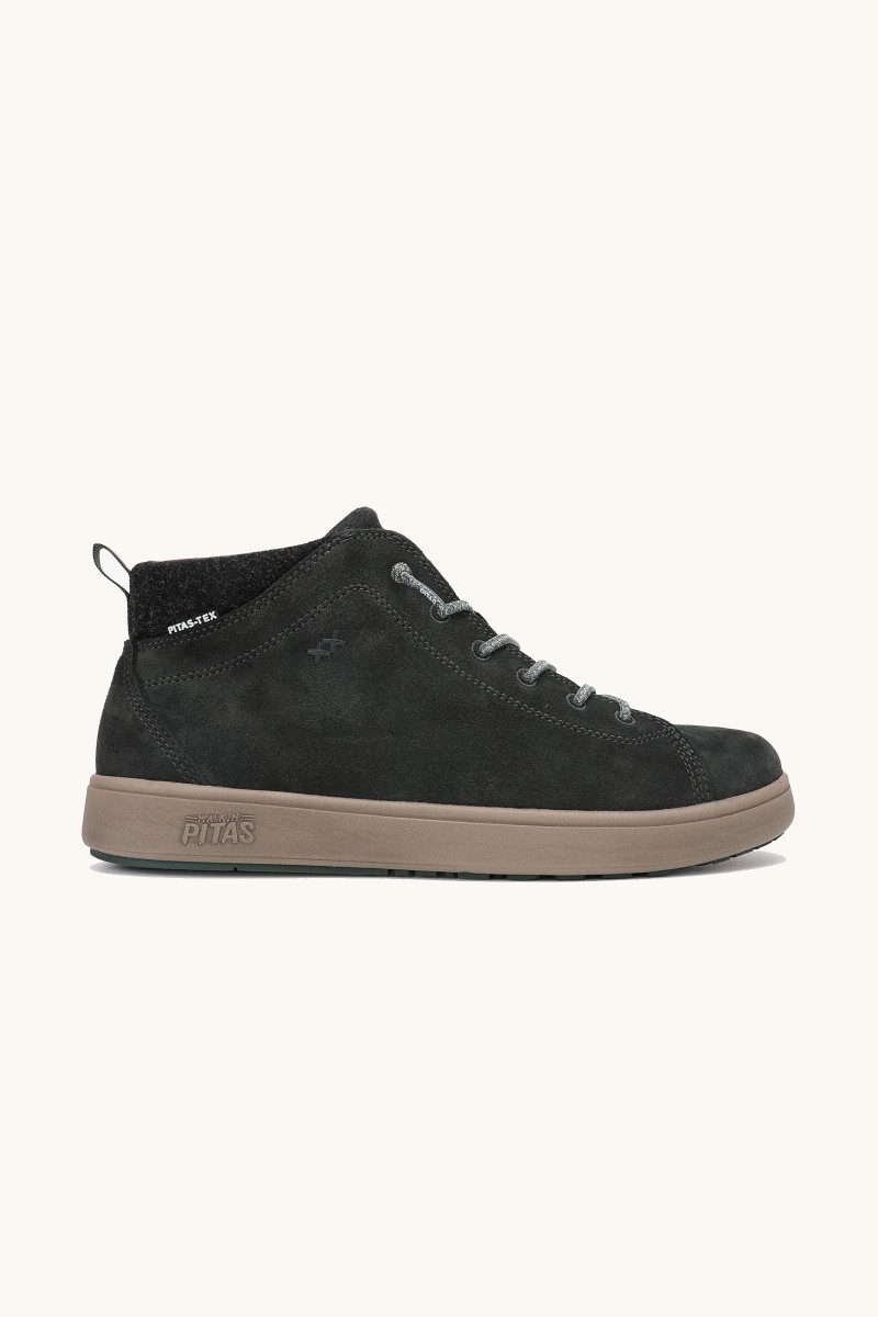 Bota Walk In Pitas en tono topo, con tratamiento repelente al agua, diseño moderno y estructura durable para tus looks urbanos.