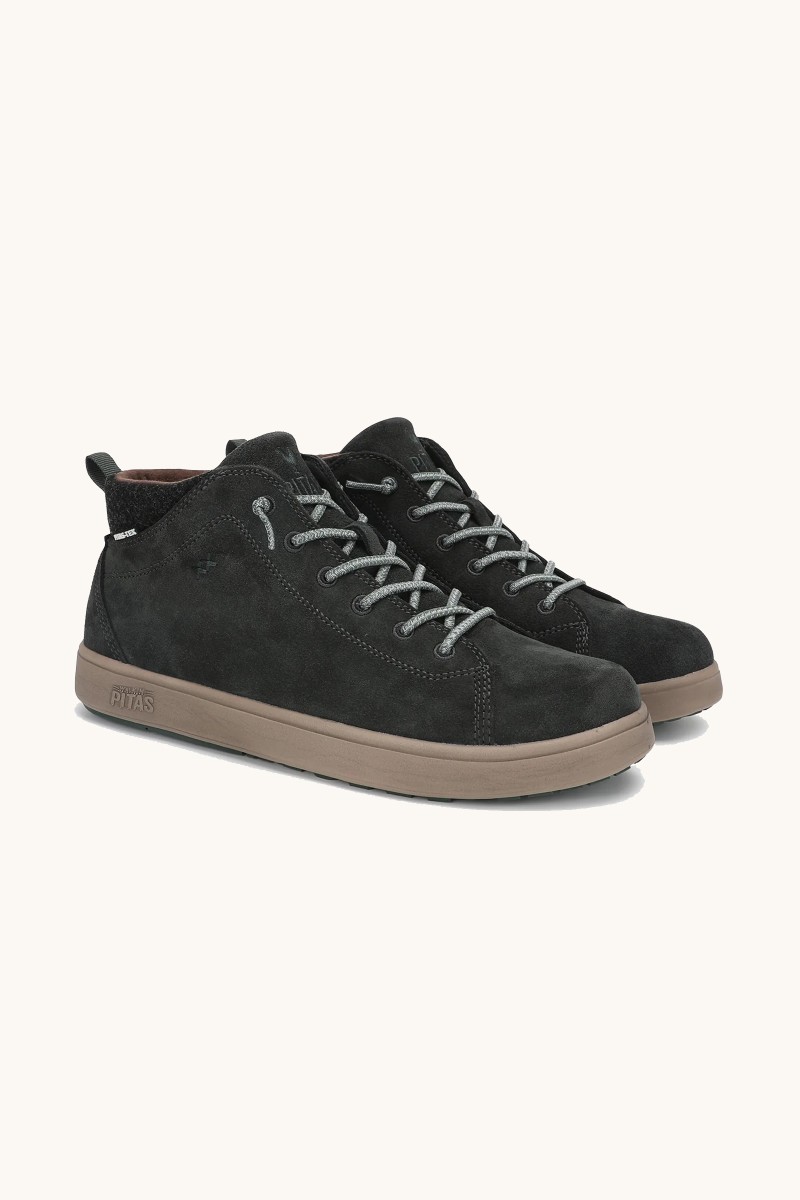 SNK PITAS M14  Bota Walk In Pitas en tono topo, con tratamiento repelente al agua, diseño moderno y estructura durable para tus looks urbanos.