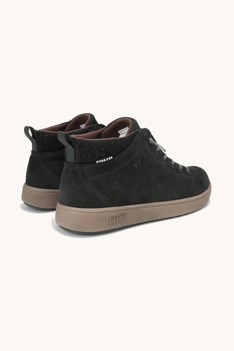 SNK PITAS M14  Bota Walk In Pitas en tono topo, con tratamiento repelente al agua, diseño moderno y estructura durable para tus looks urbanos.
