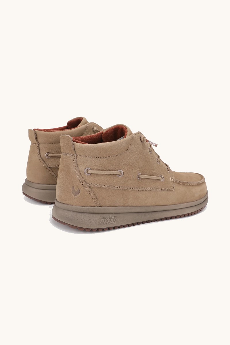 Bota Walk In Pitas en color beige, con exterior de piel hidrófuga, diseño sofisticado y suela Wave con goma antideslizante.  2