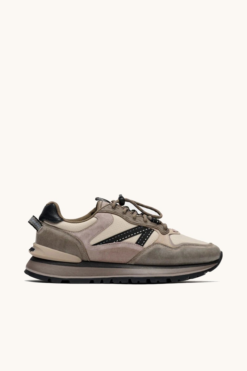 Zapatilla de HOFF en gris, con suela dentada resistente y diseño inspirado en lo deportivo con carácter urbano.