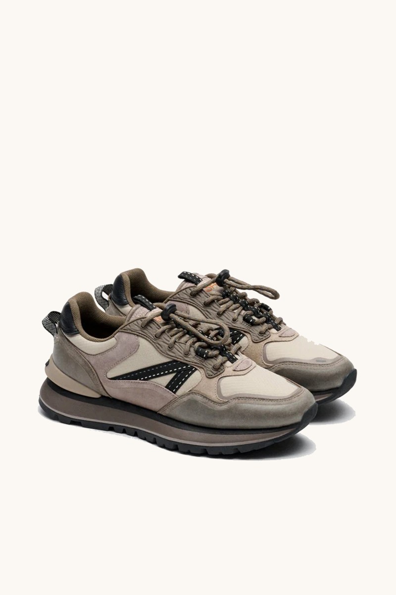  Zapatilla de HOFF en gris, con suela dentada resistente y diseño inspirado en lo deportivo con carácter urbano. 