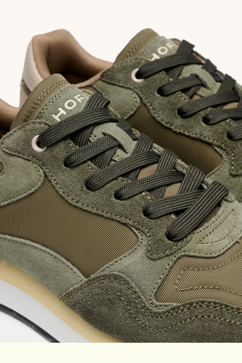  Zapatilla HOFF con mezcla de ante y textil, diseño urbano de corte retro y detalles refinados que suman estilo. 