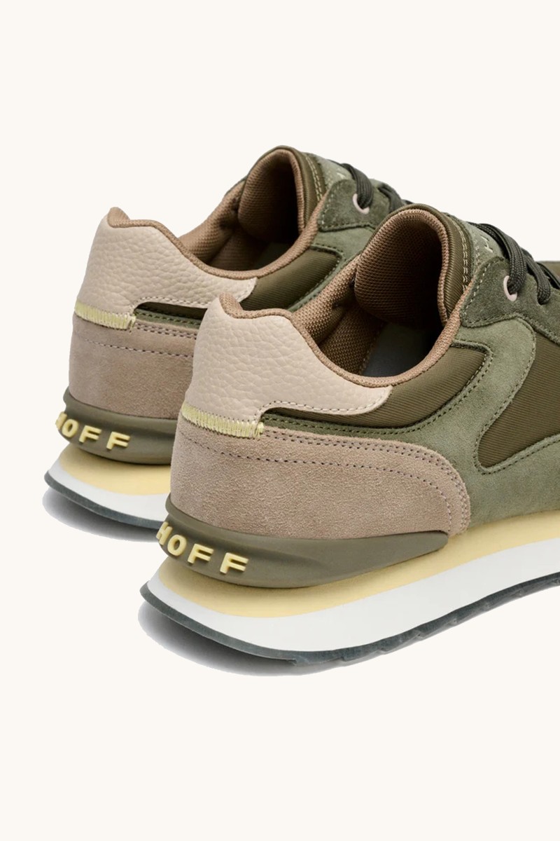  Zapatilla HOFF con mezcla de ante y textil, diseño urbano de corte retro y detalles refinados que suman estilo. 