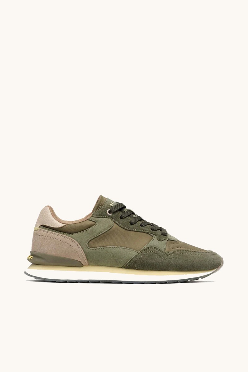 Zapatilla HOFF con mezcla de ante y textil, diseño urbano de corte retro y detalles refinados que suman estilo.