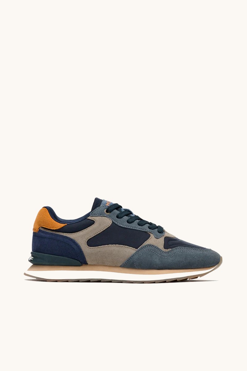 Zapatilla HOFF con diseño elegante de inspiración urbana. Mezcla de materiales, líneas limpias y carácter versátil.