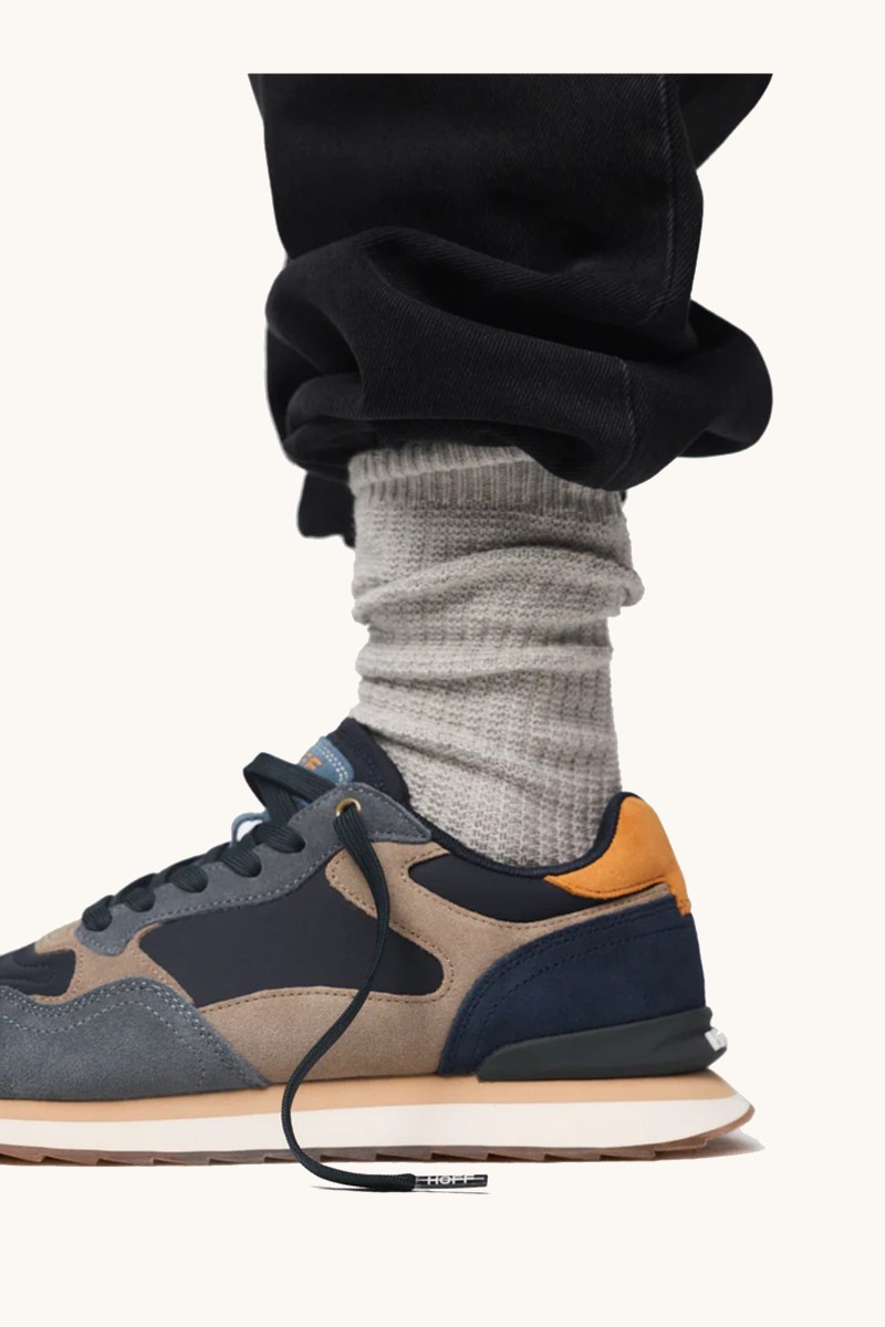 SNK HOFF M7  Zapatilla HOFF con diseño elegante de inspiración urbana. Mezcla de materiales, líneas limpias y carácter versátil.