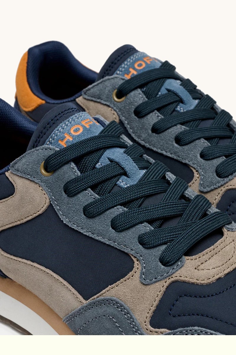 SNK HOFF M7  Zapatilla HOFF con diseño elegante de inspiración urbana. Mezcla de materiales, líneas limpias y carácter versátil.
