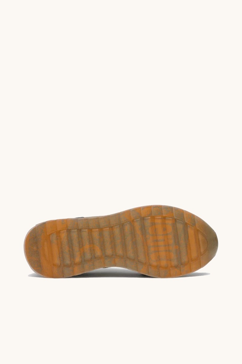 SNK HOFF M7  Zapatilla HOFF con diseño elegante de inspiración urbana. Mezcla de materiales, líneas limpias y carácter versátil.