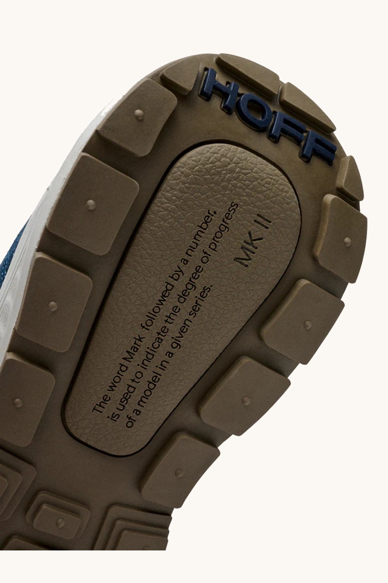  Zapatilla de HOFF en tono navy, diseño combinando materiales, con suela tipo waffle que aporta tracción y estilo urbano. 