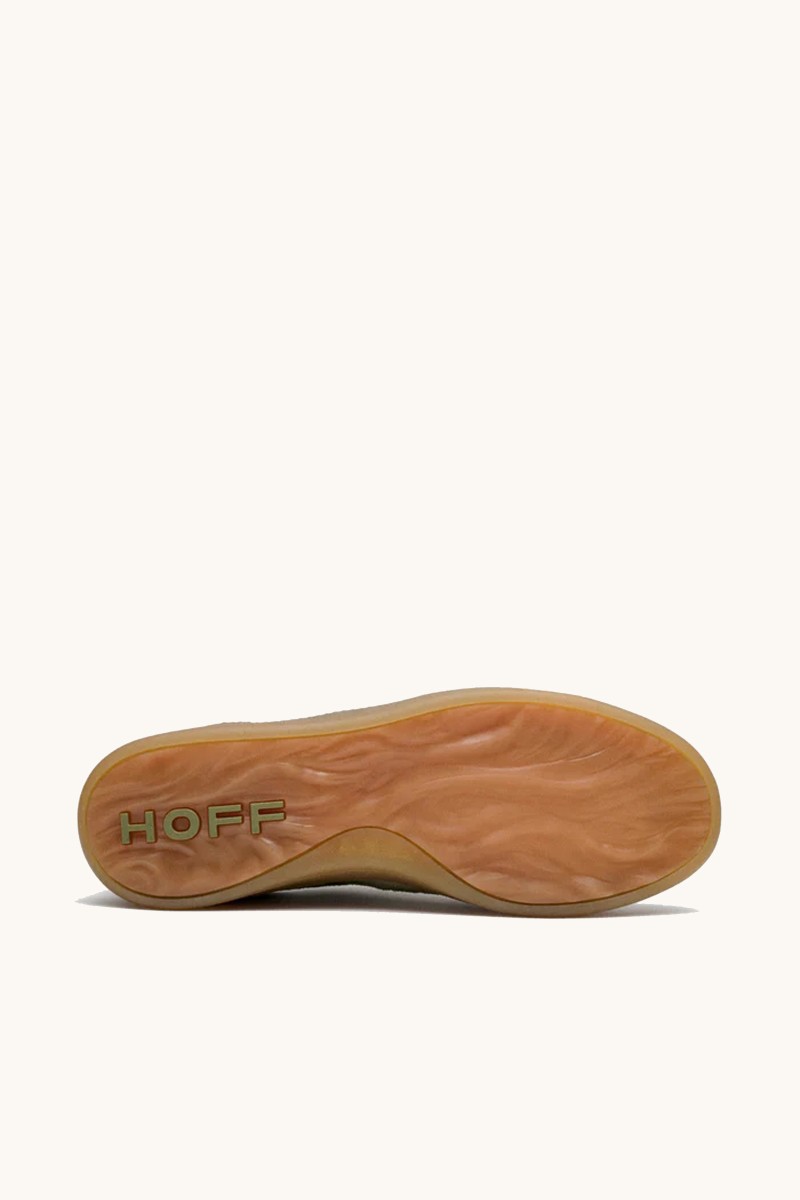 Sneaker de HOFF en tono taupe, con acabado en ante, diseño limpio y detalles refinados para un estilo urbano versátil. 