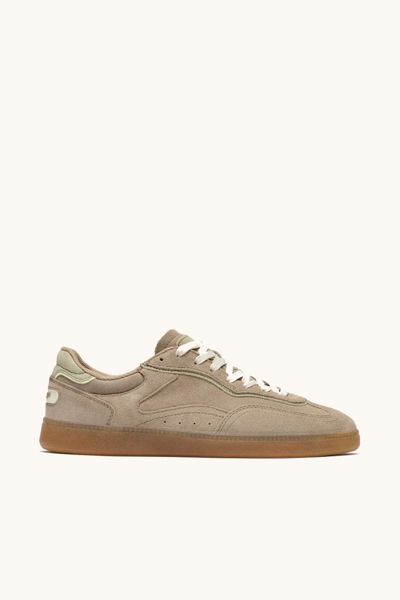 Sneaker de HOFF en tono taupe, con acabado en ante, diseño limpio y detalles refinados para un estilo urbano versátil.