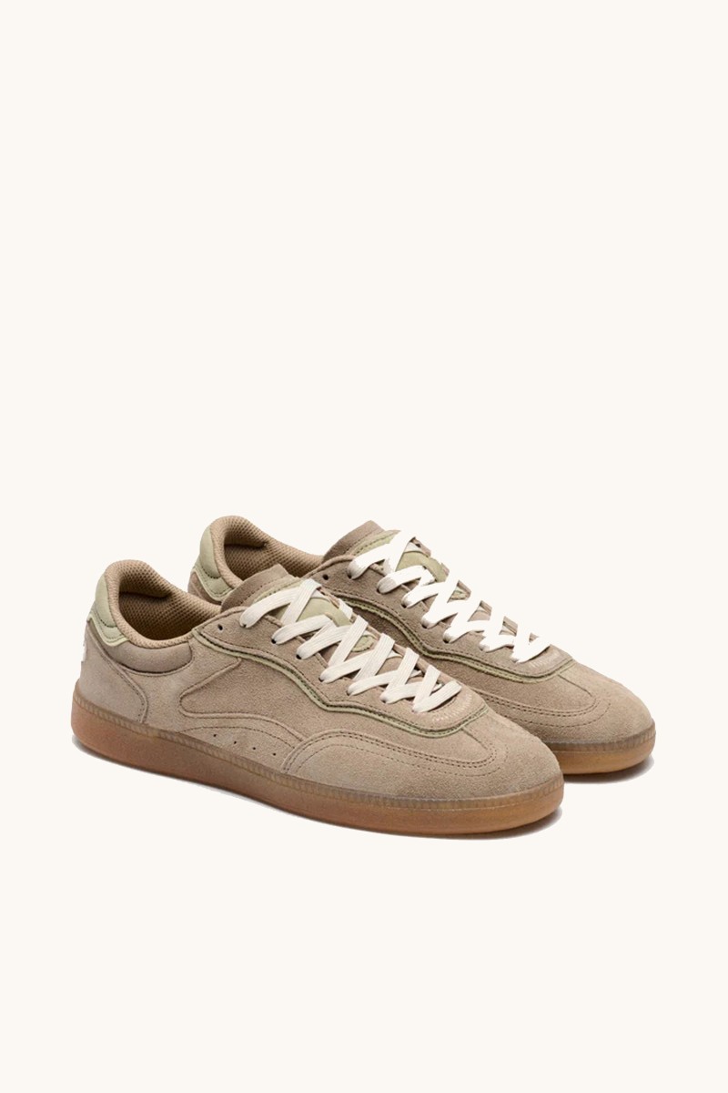  Sneaker de HOFF en tono taupe, con acabado en ante, diseño limpio y detalles refinados para un estilo urbano versátil. 