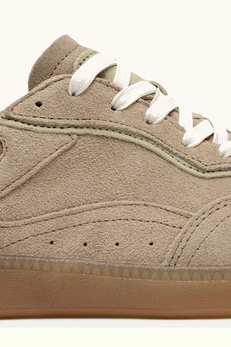 Sneaker de HOFF en tono taupe, con acabado en ante, diseño limpio y detalles refinados para un estilo urbano versátil.  2