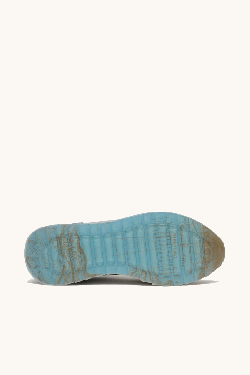  Zapatilla de HOFF con estética urbana retro, mezcla de materiales texturizados y detalles cuidados que elevan tu look diario. 