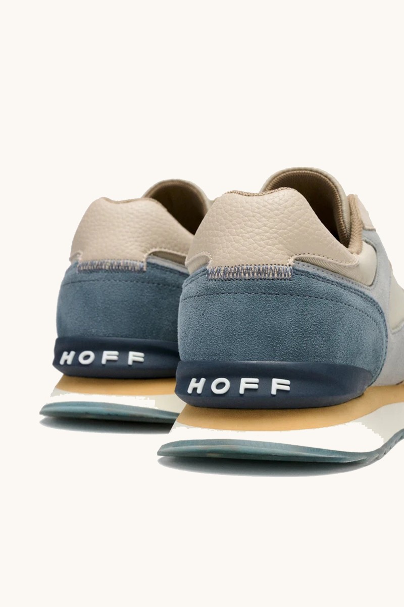  Zapatilla de HOFF con estética urbana retro, mezcla de materiales texturizados y detalles cuidados que elevan tu look diario. 