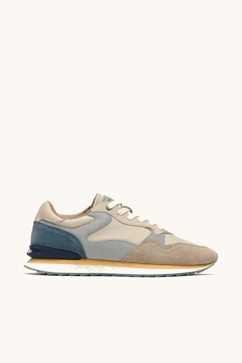Zapatilla de HOFF con estética urbana retro, mezcla de materiales texturizados y detalles cuidados que elevan tu look diario.