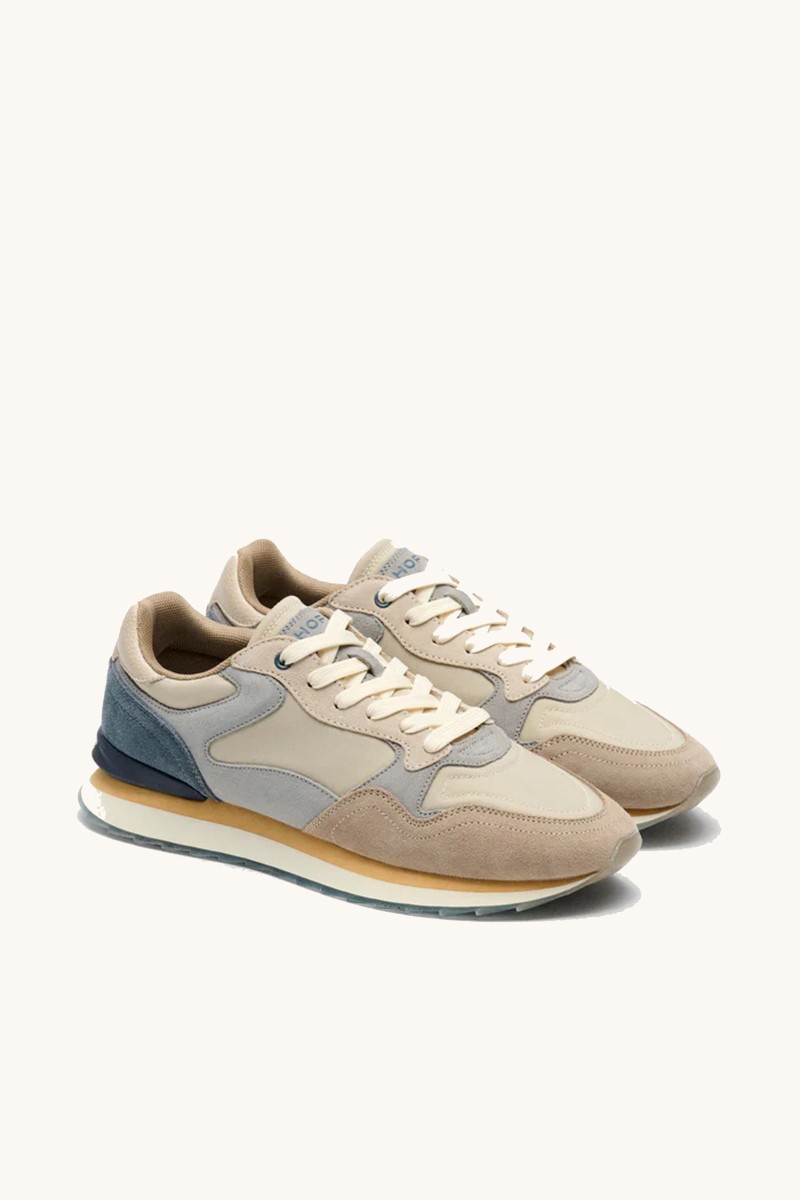  Zapatilla de HOFF con estética urbana retro, mezcla de materiales texturizados y detalles cuidados que elevan tu look diario. 