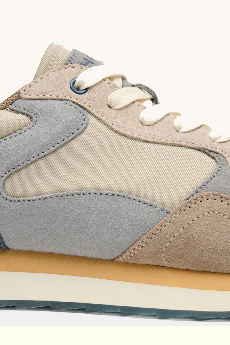  Zapatilla de HOFF con estética urbana retro, mezcla de materiales texturizados y detalles cuidados que elevan tu look diario. 