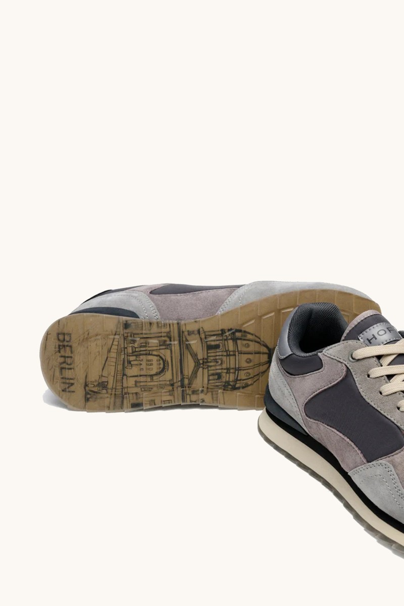  Zapatilla de HOFF con estética urbana retro, combinación de materiales y diseño estructurado para destacar en tu look diario. 