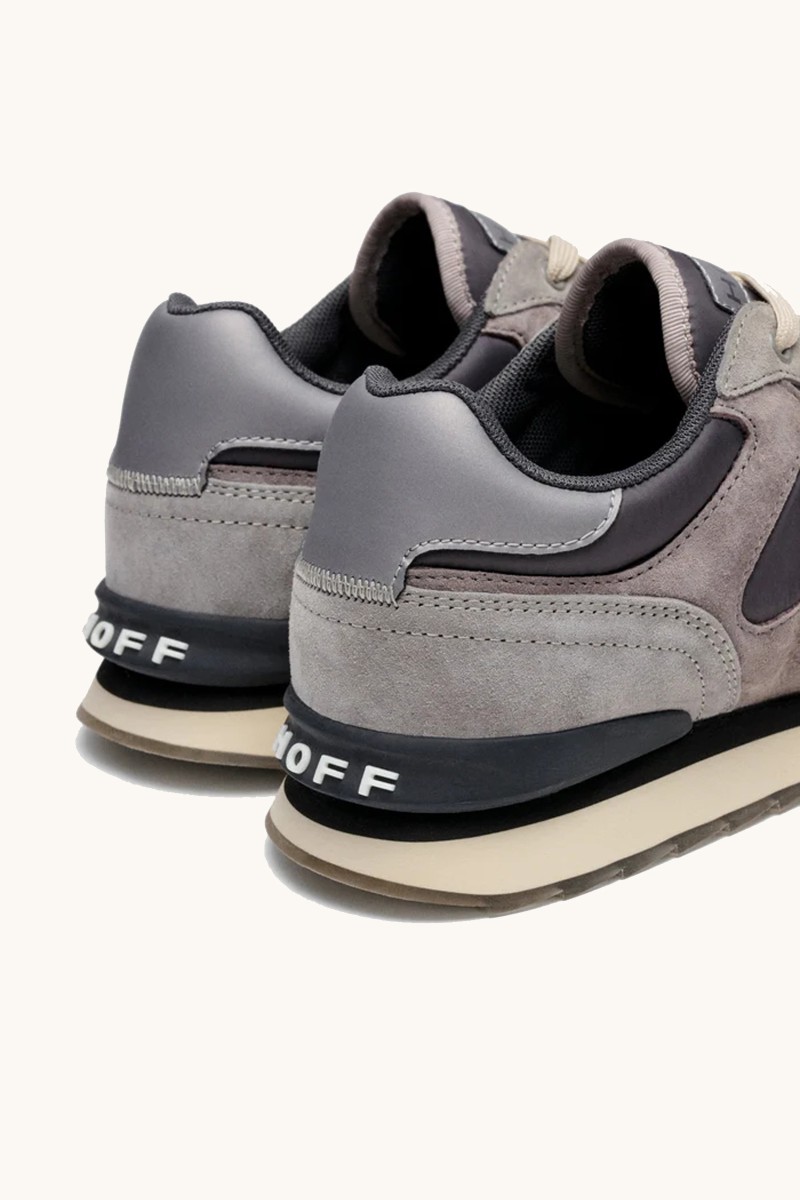  Zapatilla de HOFF con estética urbana retro, combinación de materiales y diseño estructurado para destacar en tu look diario. 