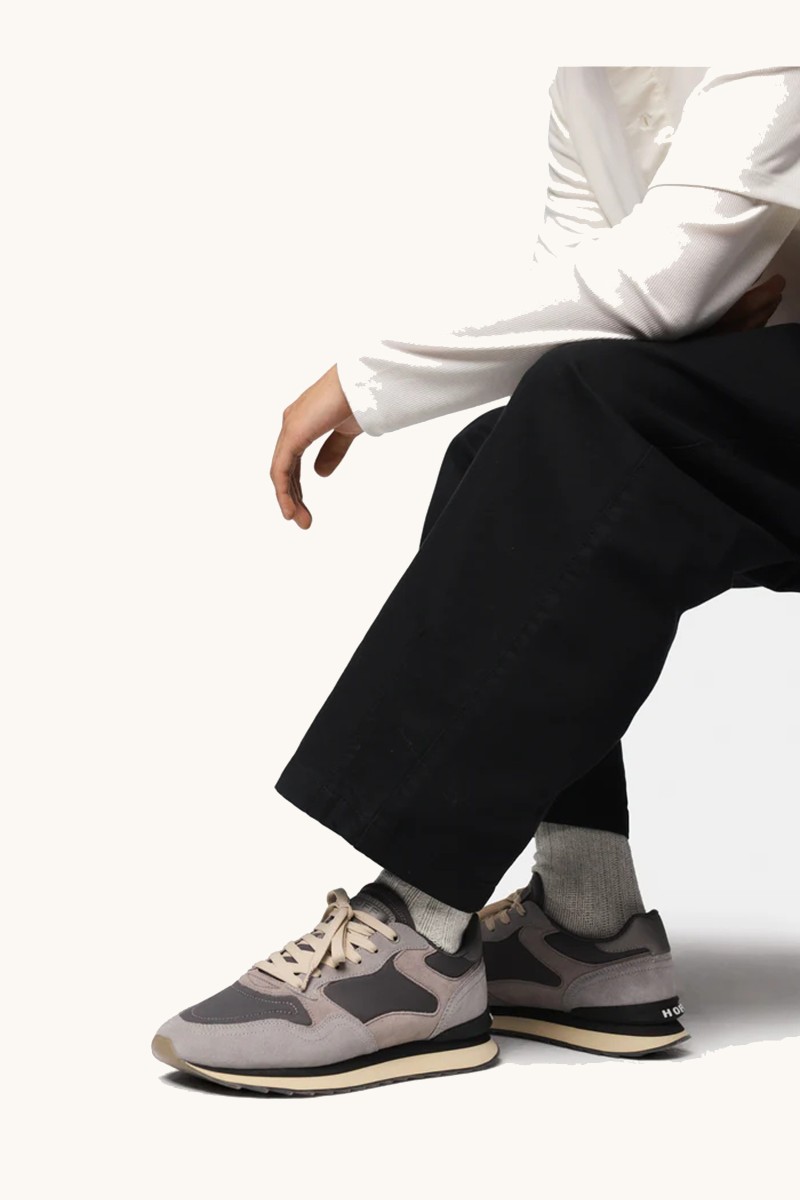  Zapatilla de HOFF con estética urbana retro, combinación de materiales y diseño estructurado para destacar en tu look diario. 