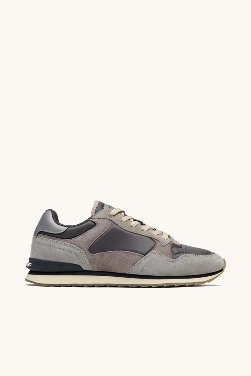 Zapatilla de HOFF con estética urbana retro, combinación de materiales y diseño estructurado para destacar en tu look diario.