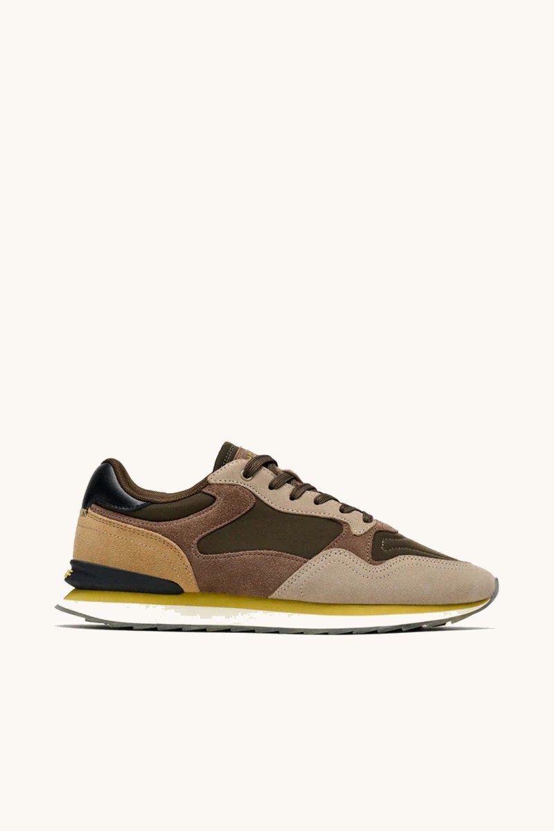 Zapatilla HOFF con estética retro en tonos neutros, combinación de materiales y suela impresa con carácter urbano.