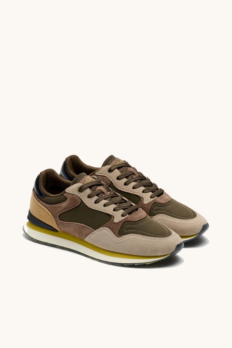  Zapatilla HOFF con estética retro en tonos neutros, combinación de materiales y suela impresa con carácter urbano. 