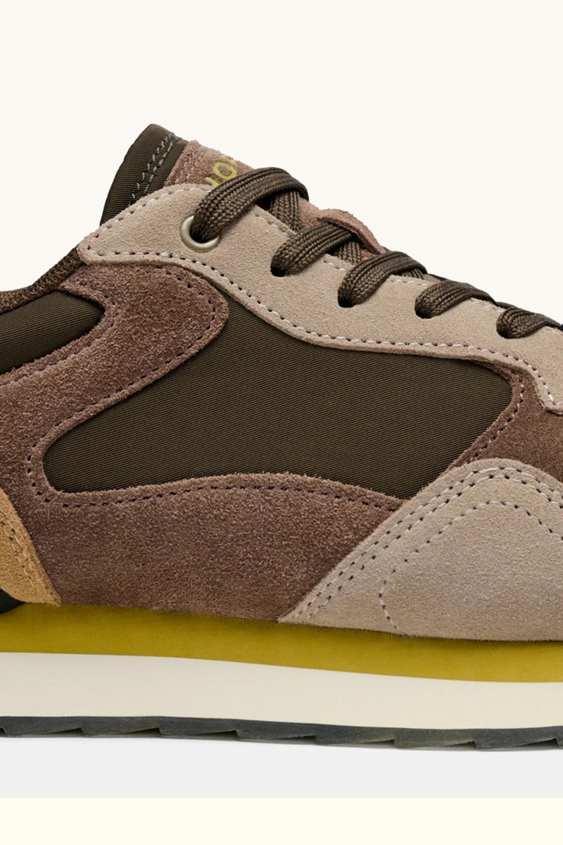  Zapatilla HOFF con estética retro en tonos neutros, combinación de materiales y suela impresa con carácter urbano. 