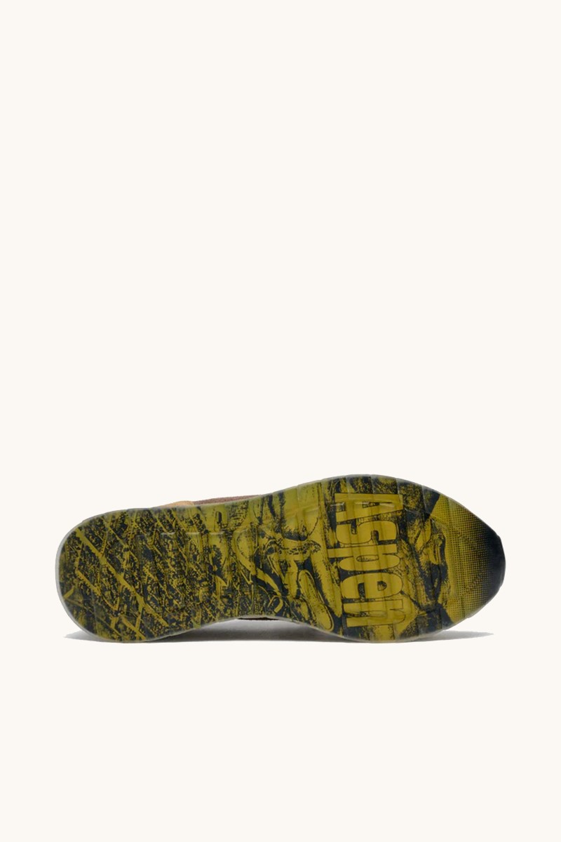  Zapatilla HOFF con estética retro en tonos neutros, combinación de materiales y suela impresa con carácter urbano. 