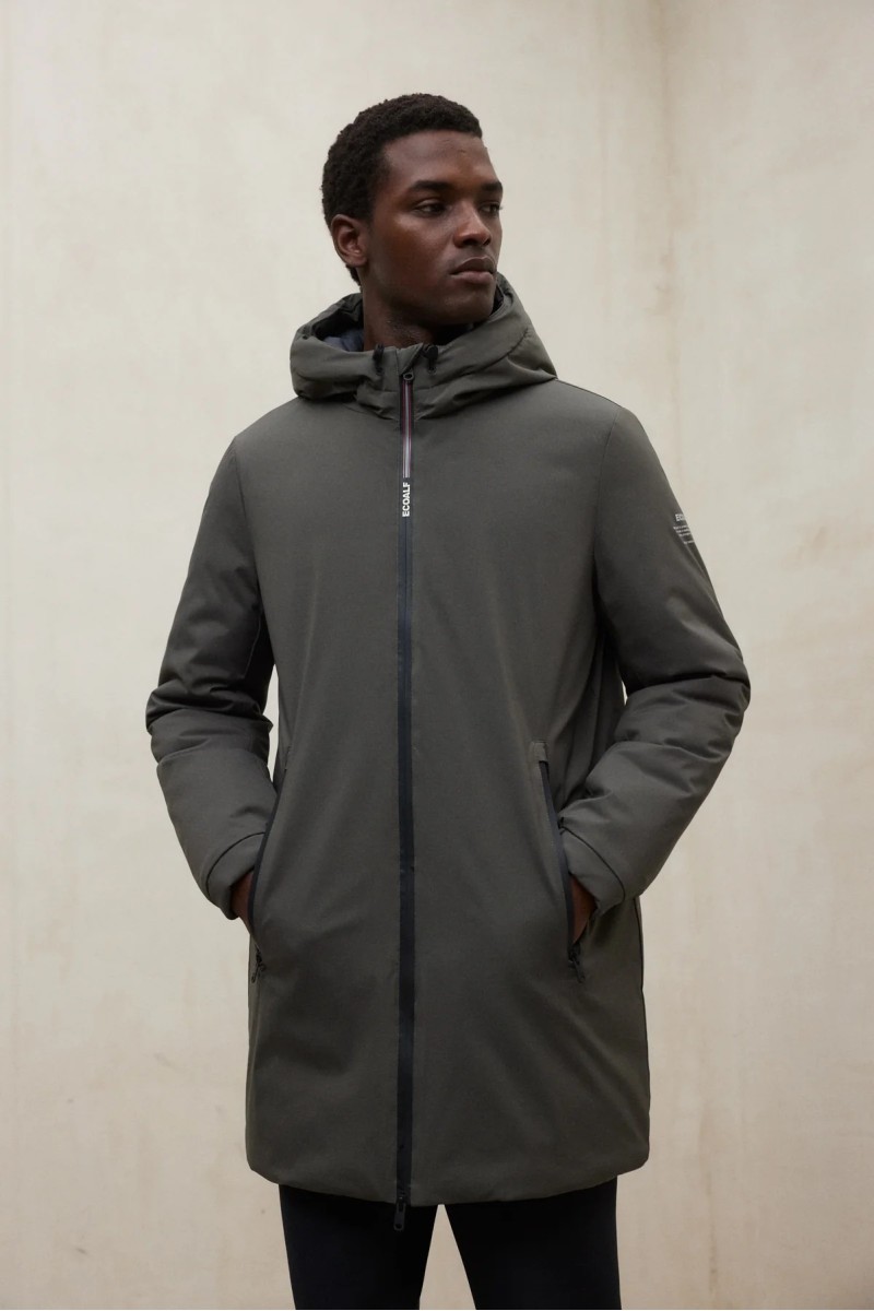  Chaqueta acolchada de Ecoalf en color Asteroid, con capucha y diseño técnico que combina estilo y funcionalidad. 