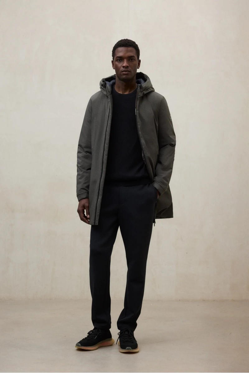  Chaqueta acolchada de Ecoalf en color Asteroid, con capucha y diseño técnico que combina estilo y funcionalidad. 