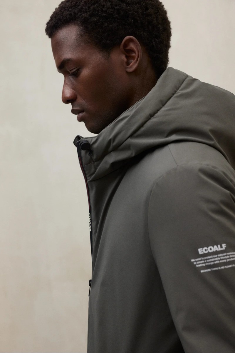  Chaqueta acolchada de Ecoalf en color Asteroid, con capucha y diseño técnico que combina estilo y funcionalidad. 