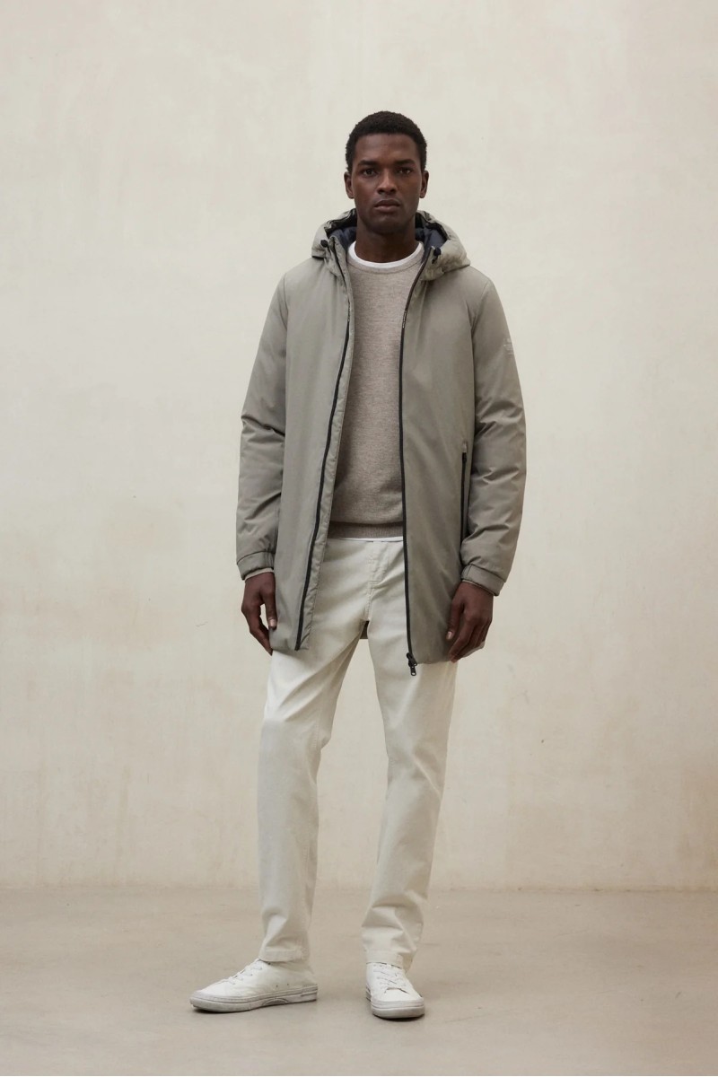  Chaqueta acolchada de diseño urbano en tono Dune, con capucha integrable y corte funcional para uso diario. 