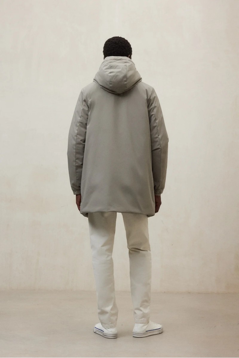  Chaqueta acolchada de diseño urbano en tono Dune, con capucha integrable y corte funcional para uso diario. 