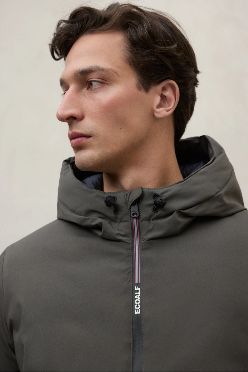  Chaqueta acolchada con capucha ajustable y diseño pensado para proteger frente al viento y a la lluvia ligera, sin perder estilo urbano. 