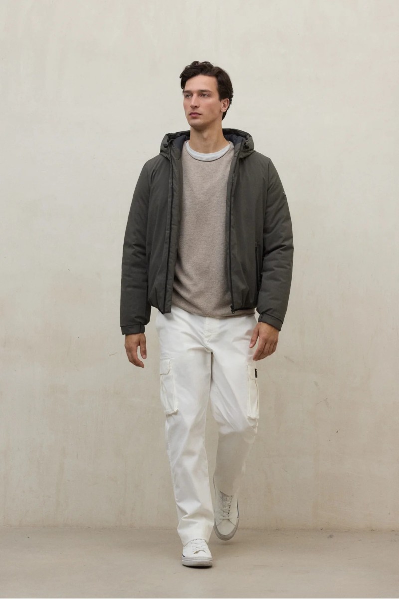  Chaqueta acolchada con capucha ajustable y diseño pensado para proteger frente al viento y a la lluvia ligera, sin perder estilo urbano. 