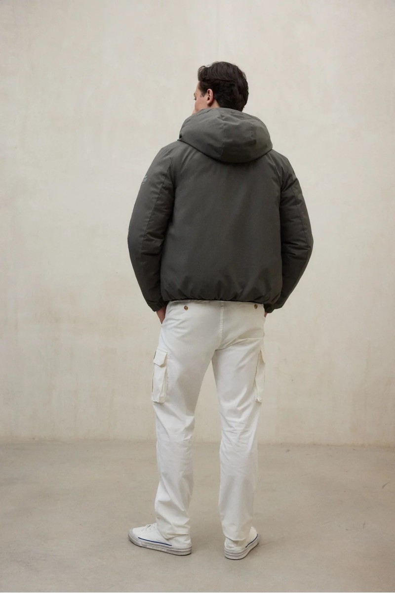  Chaqueta acolchada con capucha ajustable y diseño pensado para proteger frente al viento y a la lluvia ligera, sin perder estilo urbano. 