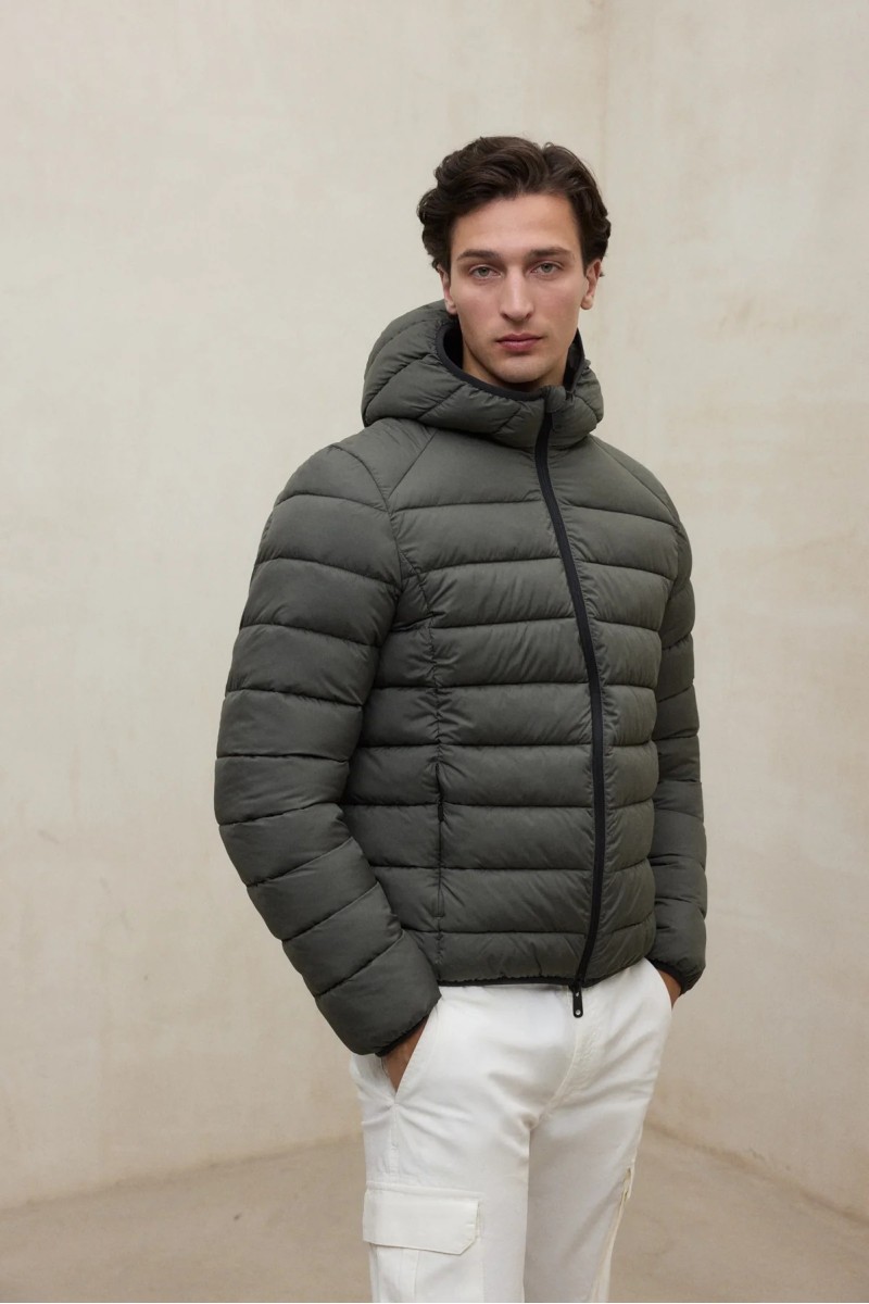  Chaqueta acolchada en tono Asteroid con capucha ajustable y diseño versátil pensado para el estilo urbano cotidiano. 