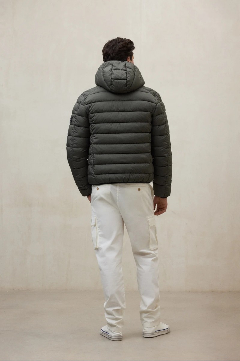  Chaqueta acolchada en tono Asteroid con capucha ajustable y diseño versátil pensado para el estilo urbano cotidiano.  2