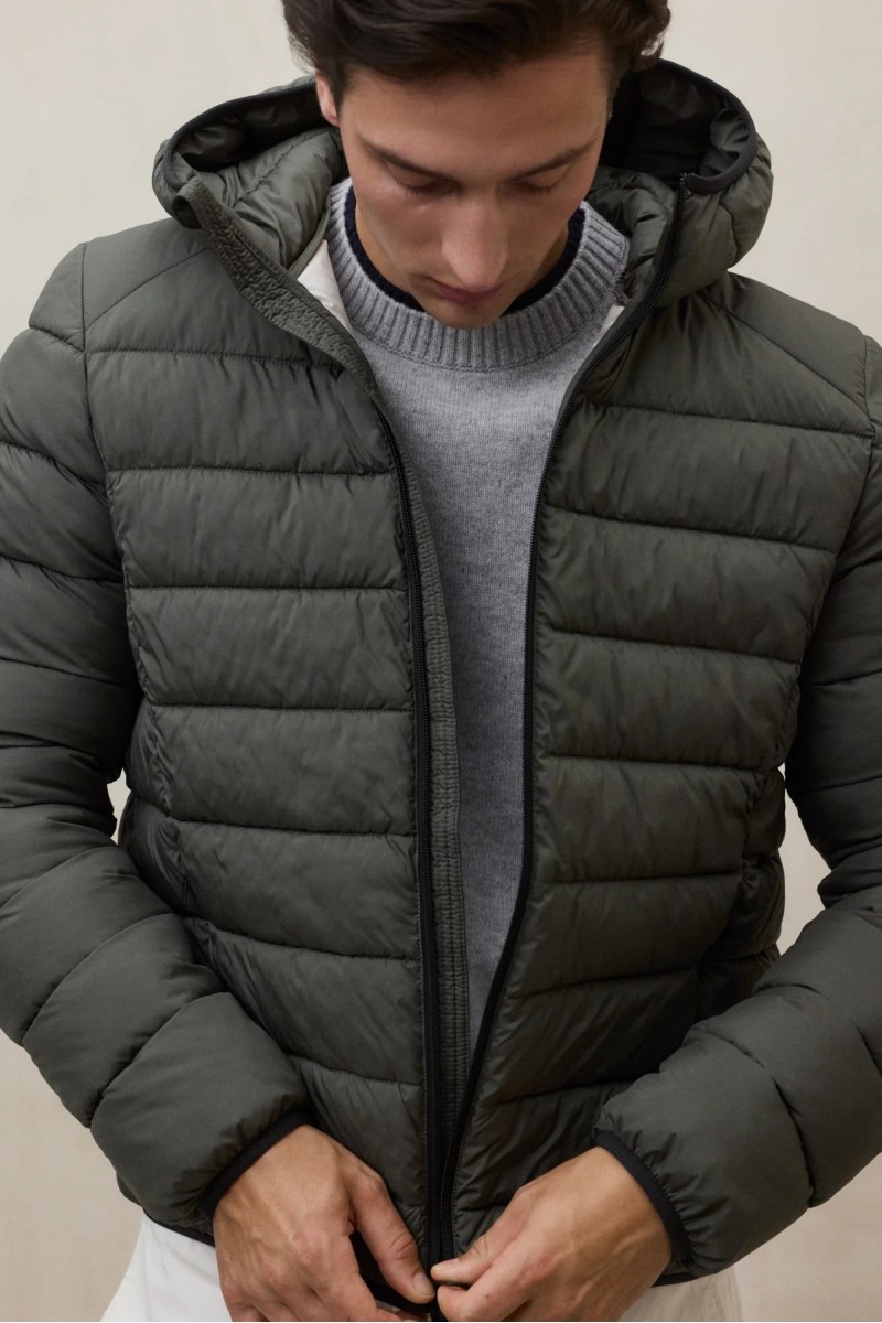  Chaqueta acolchada en tono Asteroid con capucha ajustable y diseño versátil pensado para el estilo urbano cotidiano. 