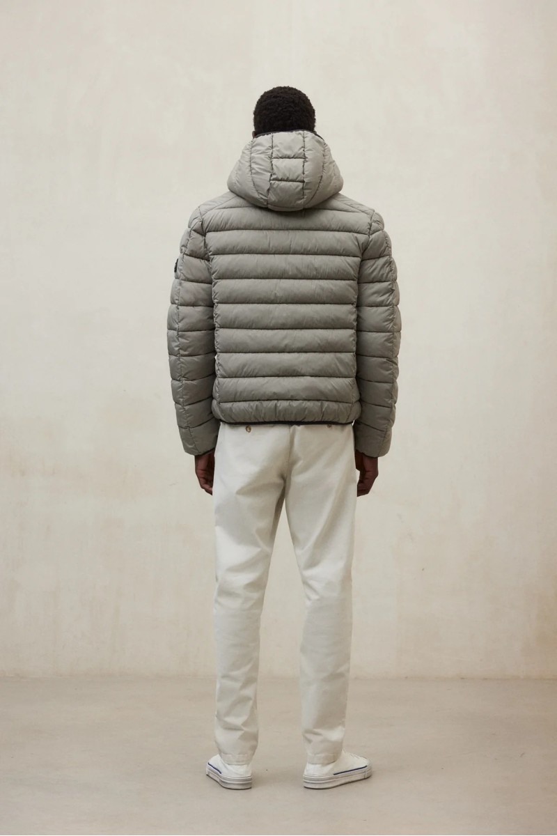  Chaqueta acolchada en tono Dune con capucha regulable y diseño versátil ideal para el día a día urbano. 