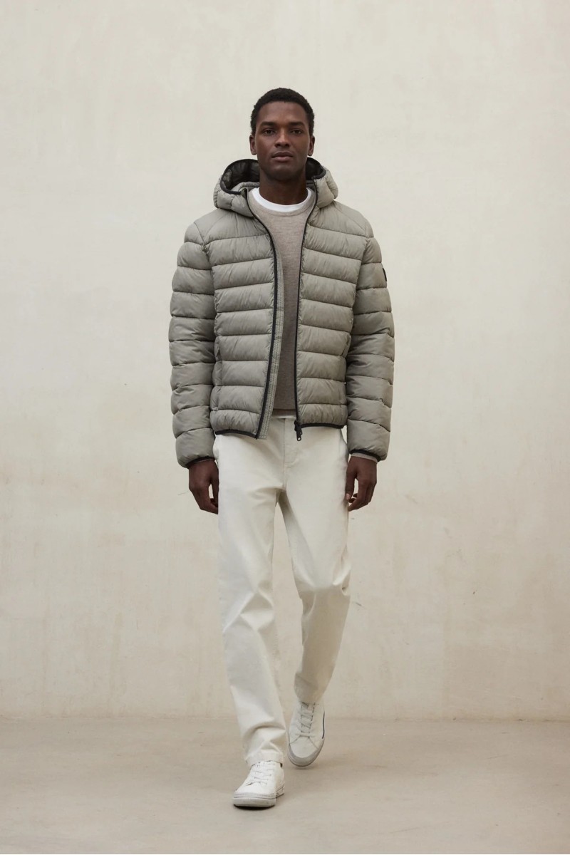  Chaqueta acolchada en tono Dune con capucha regulable y diseño versátil ideal para el día a día urbano. 