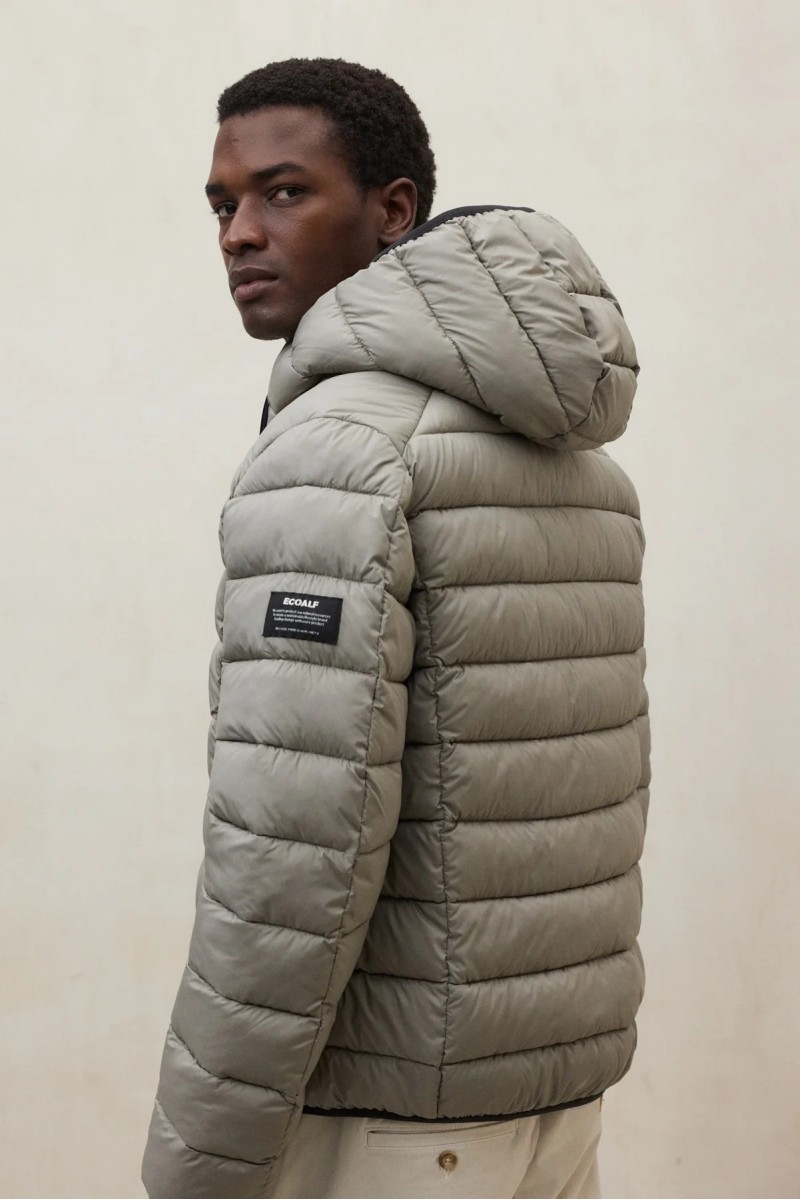  Chaqueta acolchada en tono Dune con capucha regulable y diseño versátil ideal para el día a día urbano. 