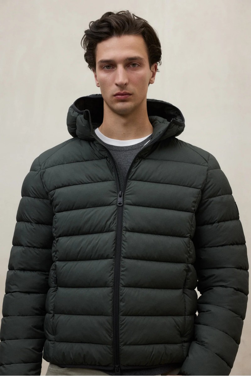  Chaqueta acolchada en tono Beetle, con capucha ajustable y diseño pensado para ofrecer abrigo ligero en ambientes urbanos. 