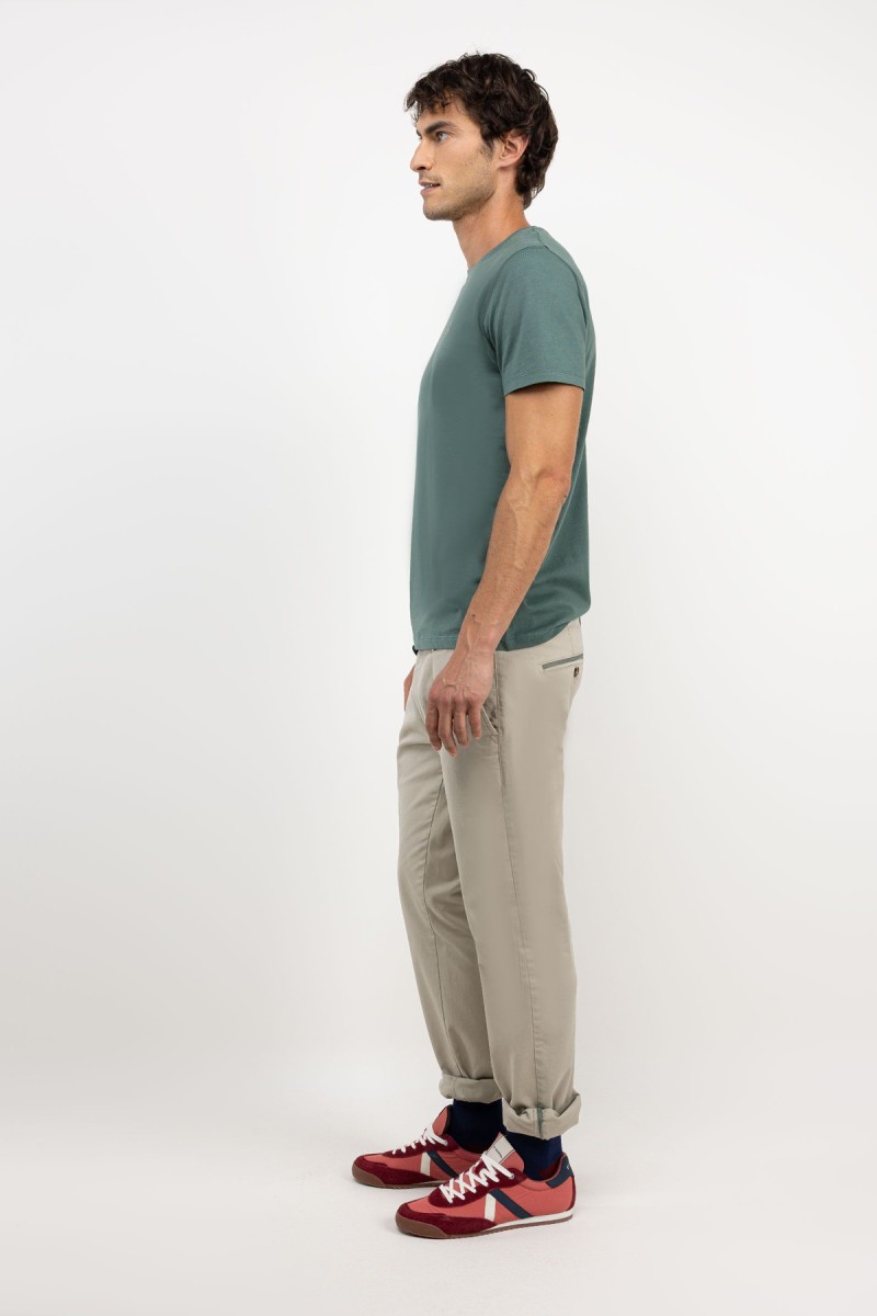 Camiseta básica de corte entallado en tono verde oscuro, confeccionada para proporcionar estilo discreto y versatilidad en el uso diario.  2